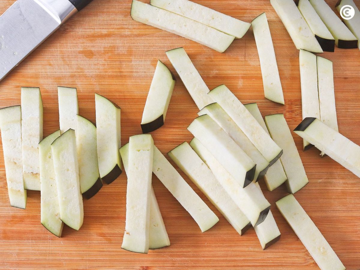 Cortar las berenjenas en bastones para hacer en freidora de aire