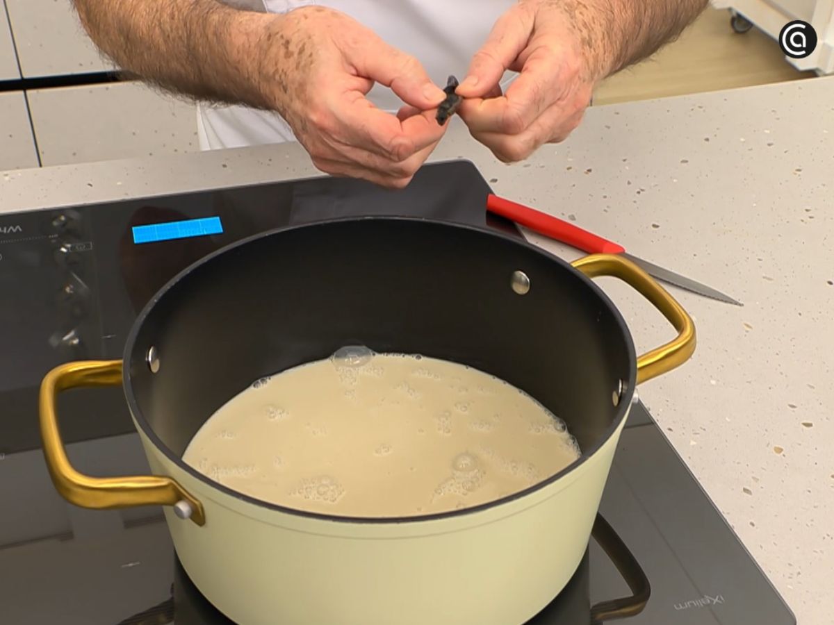 La horchata se calienta con la vainilla para aromatizarla antes de preparar la crema.