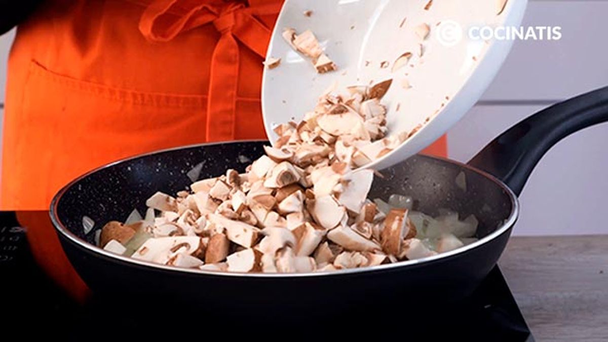 Receta de pastel de atún, champiñones y puré de patata al horno   paso 2