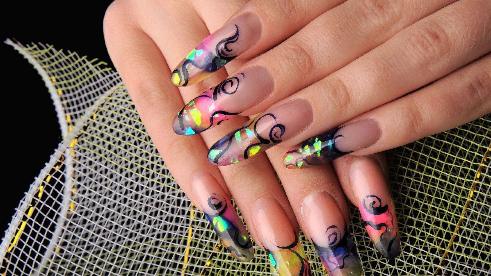 Las uñas acrílicas y de gel pueden confundirse a simple vista