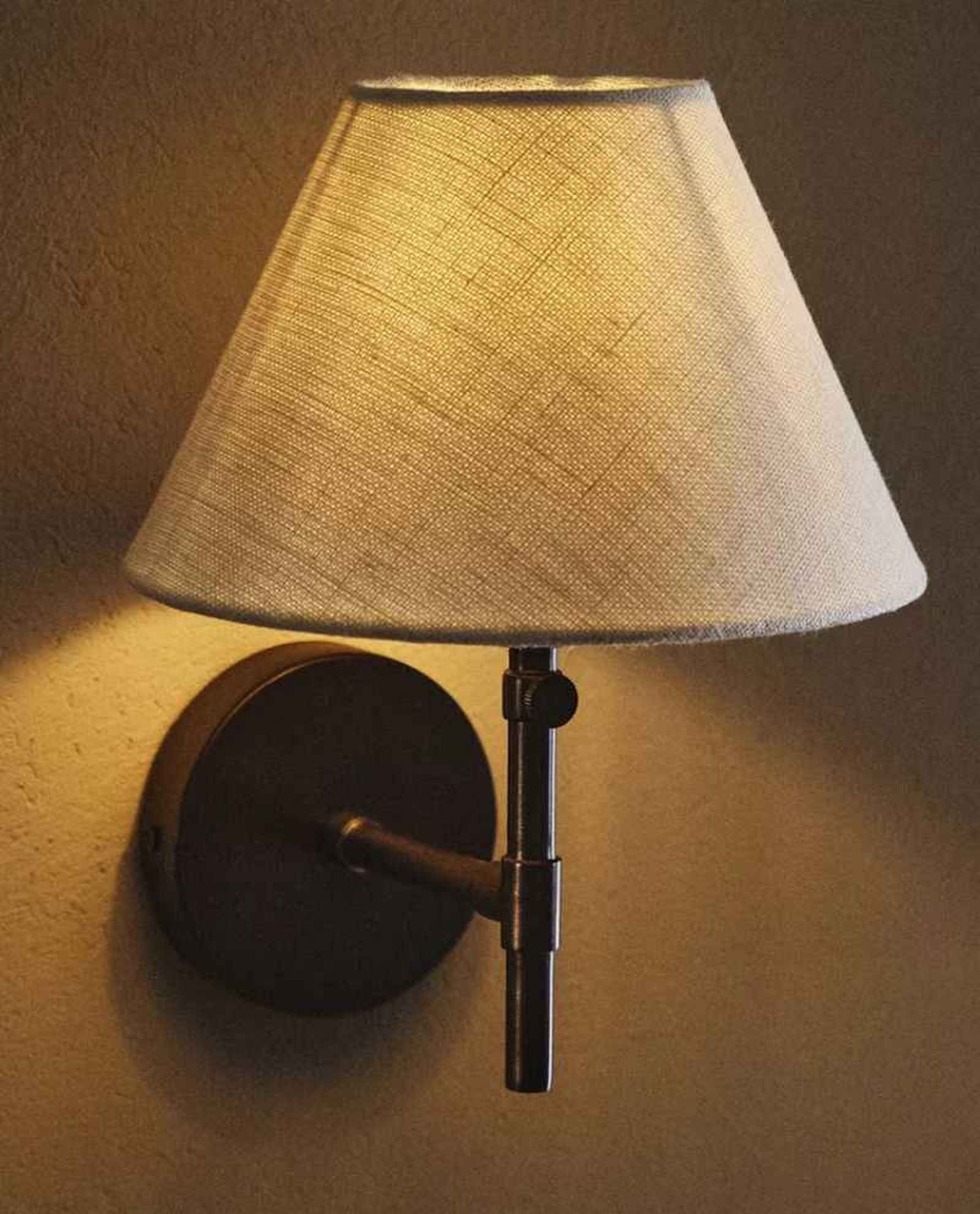 Lámpara de pared con pantalla de lino. Lámpara de pared con pantalla de lino.