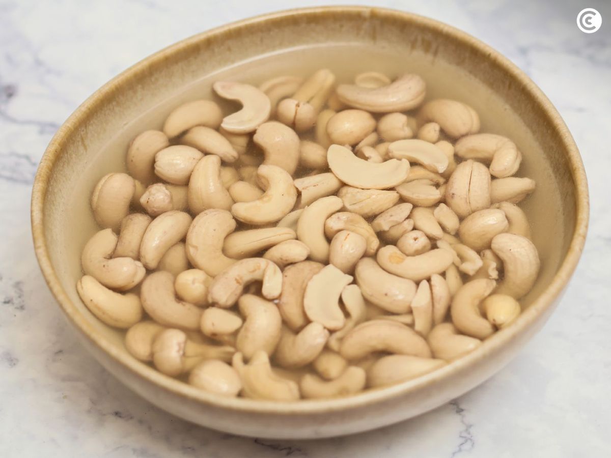 Hidratar los anacardos para el queso vegano