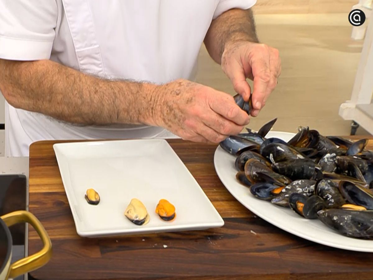 Separamos la carne de la concha y reservamos el caldo de cocción.