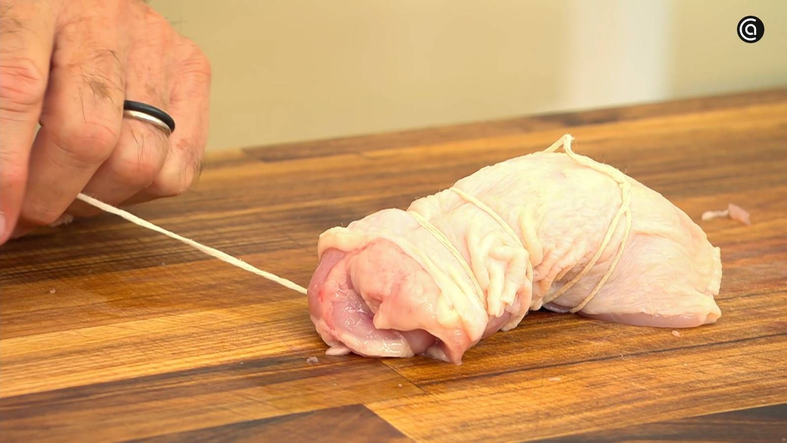 La pieza de pollo, con el nudo y varias vueltas 