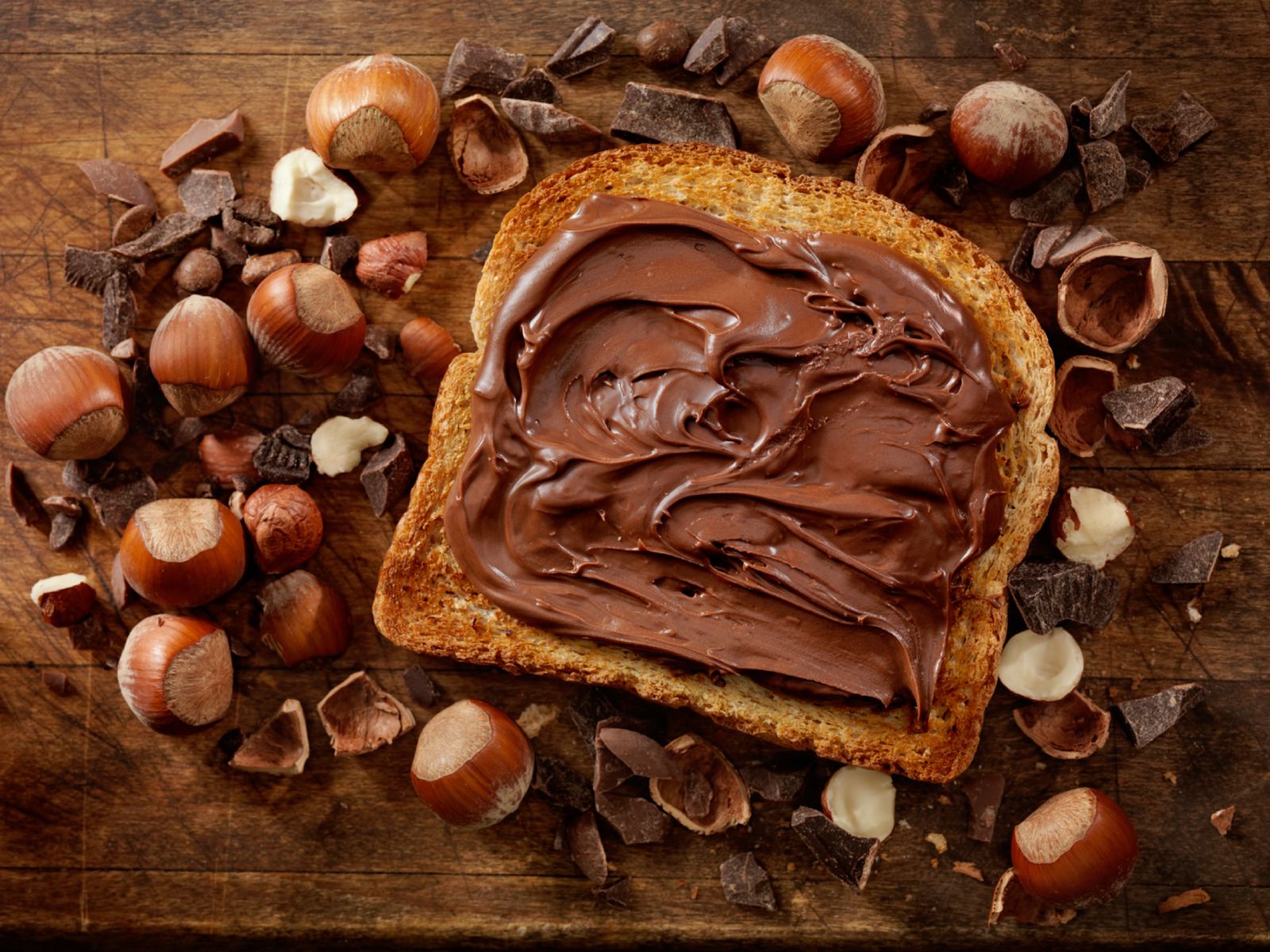 Tostar las avellanas es el primer paso para una crema de cacao casera. Tostar las avellanas es el primer paso para una crema de cacao casera.
