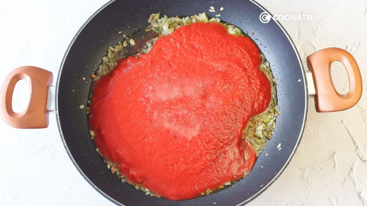 Sofrito de cebolla y ajo con tomate