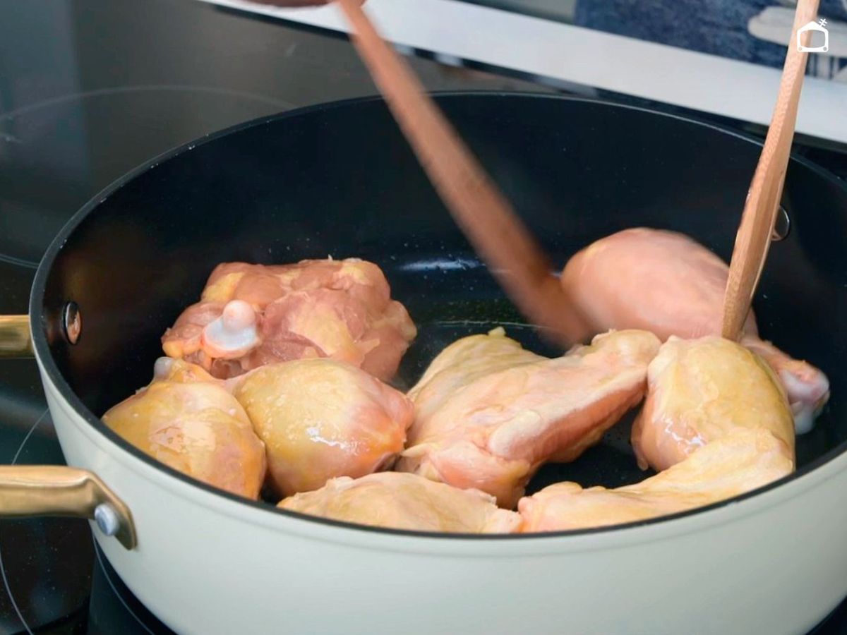 Dora el pollo para hacerlo a la jardinera