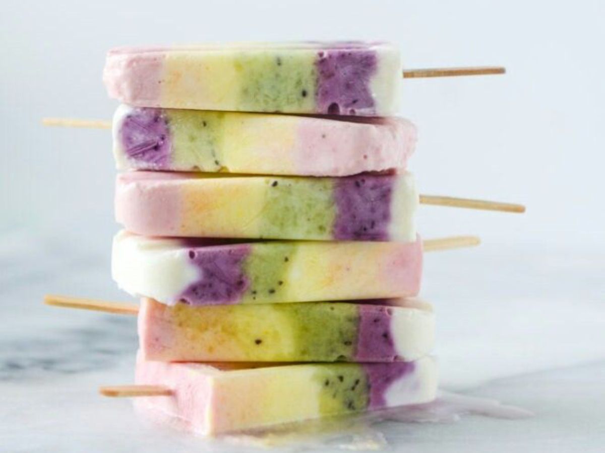 Polos de frutas caseros en capas: combina sabores y colores para un resultado sorprendente.