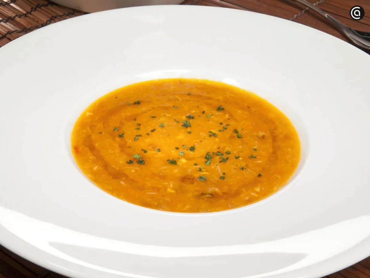 Sopa de pescado económica, un primer plato caliente, sabroso y perfecto para un menú navideño asequible.