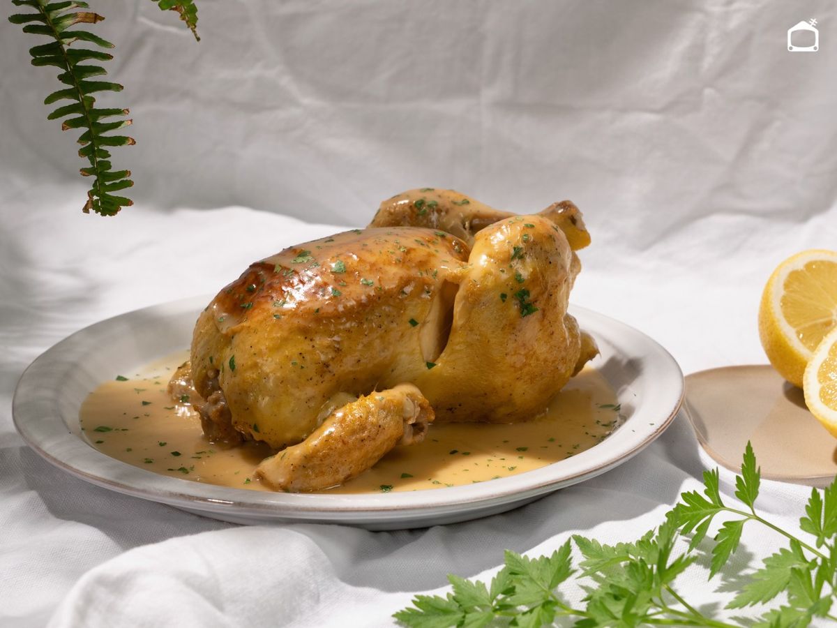 Espolvorea perejil picado sobre el pollo en olla exprés