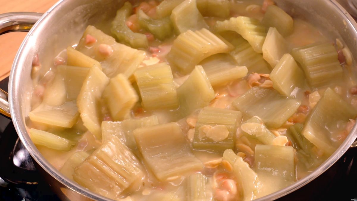 Las almendras laminadas aportan un toque crujiente y un sabor distintivo al caldo a la navarra