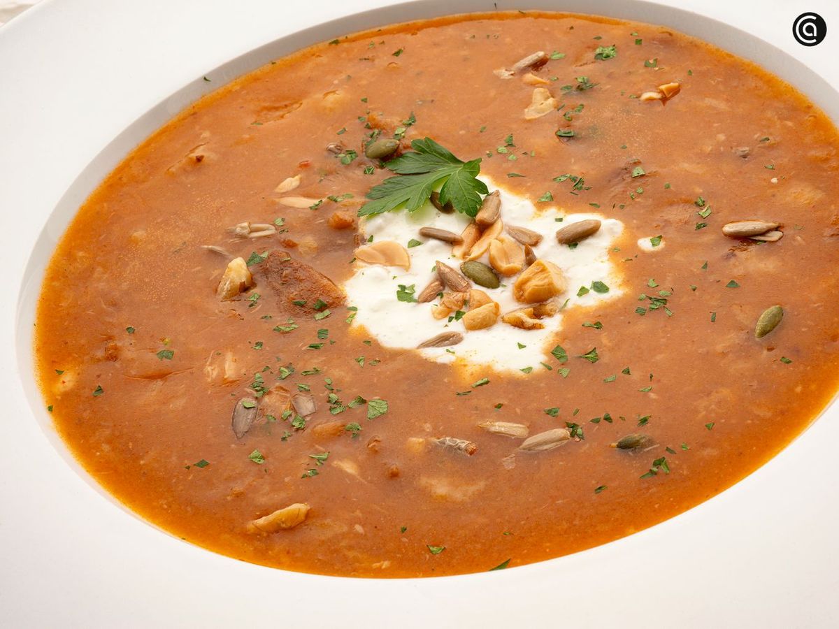 Crema de sopa de ajo con queso y frutos secos de Joseba Arguiñano