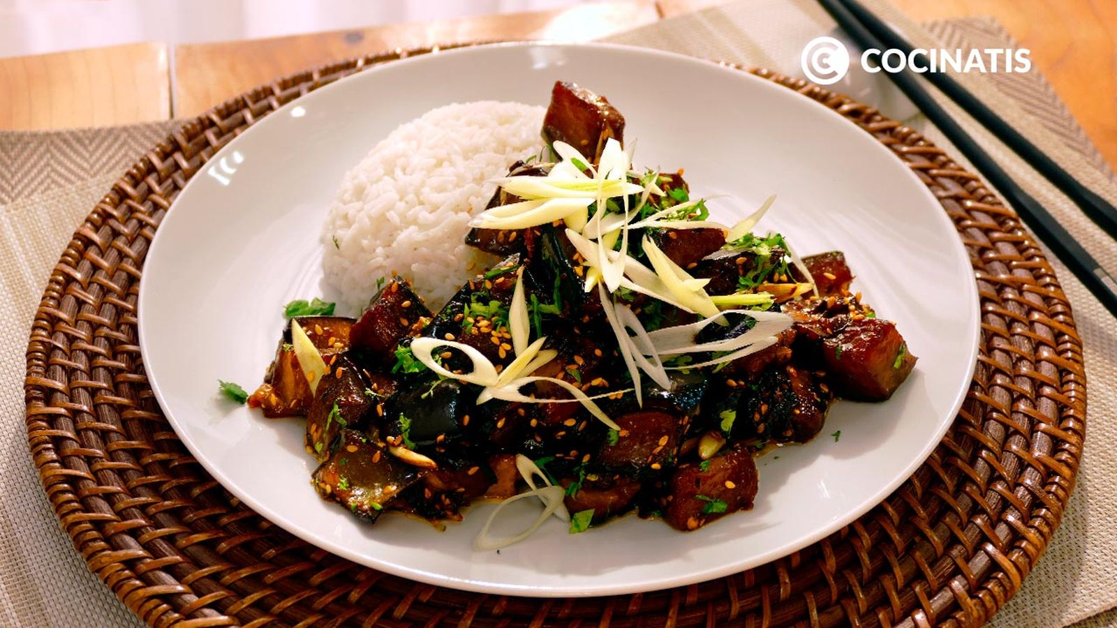 Disfruta de la berenjena salteada acompañada de arroz basmati Disfruta de la berenjena salteada acompañada de arroz basmati