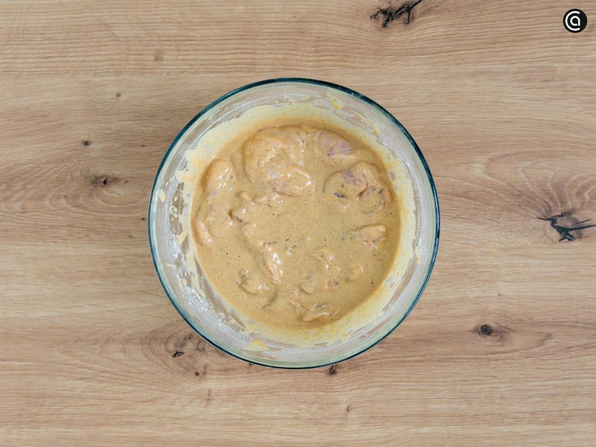 Pasa el pollo por la mezcla líquida y procura que se impregne por completo