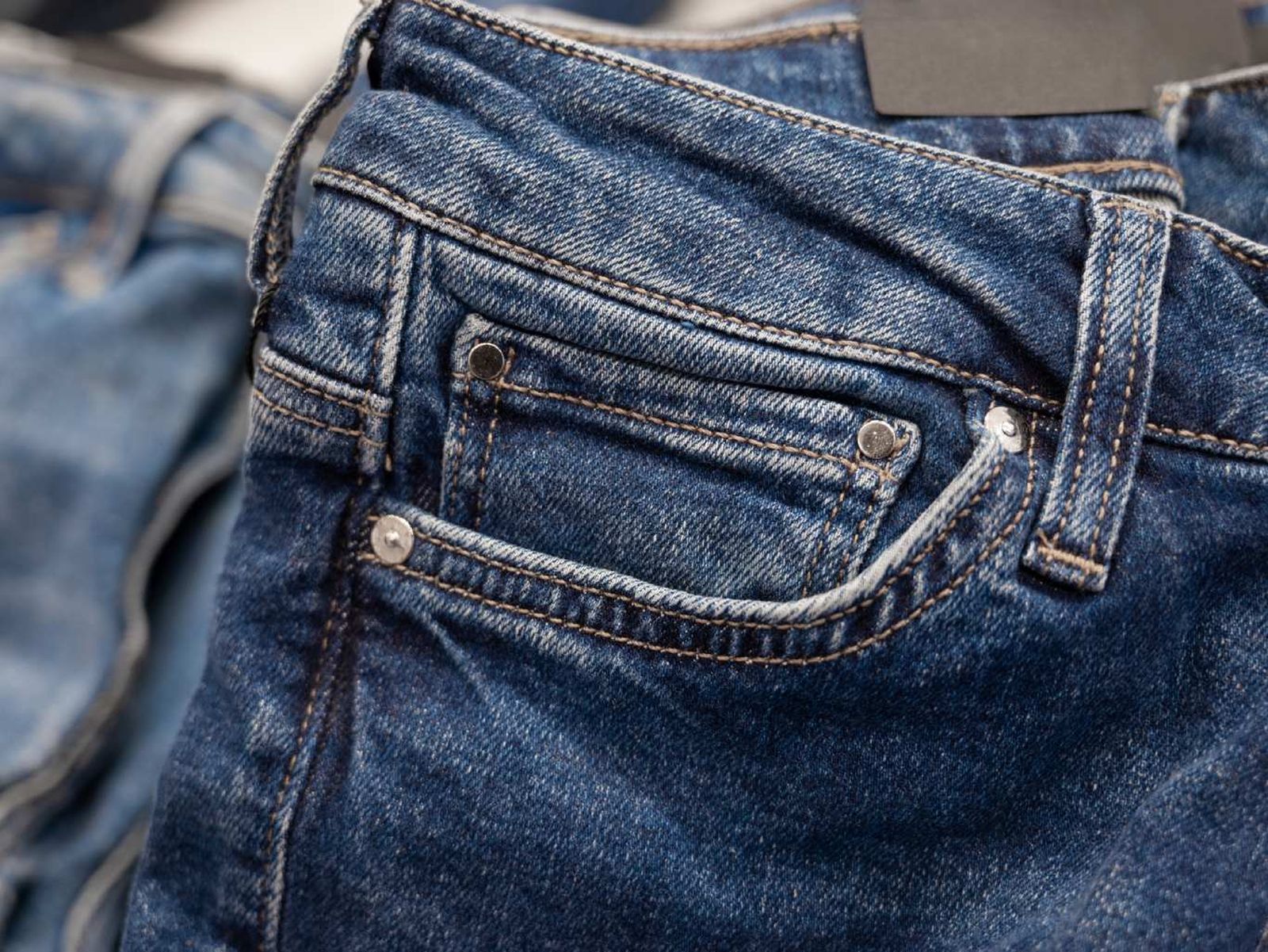 Botones metálicos de un pantalón vaquero Botones metálicos de un pantalón vaquero
