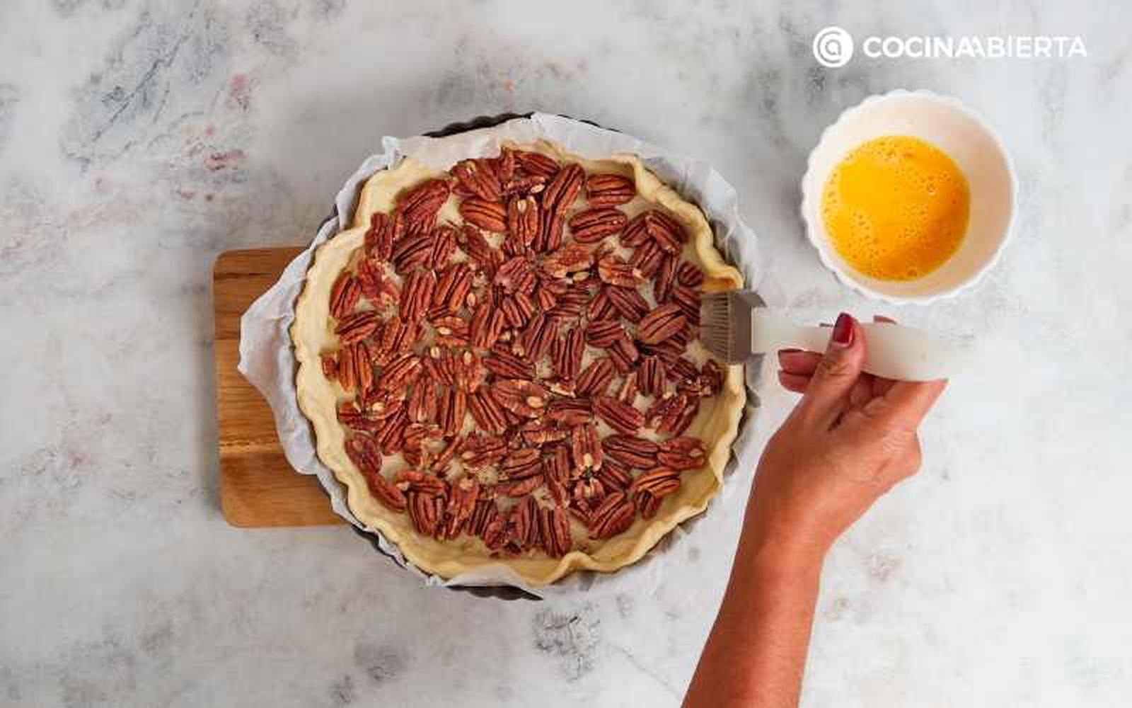 Pinta con huevo batido el borde de la masa de hojaldre