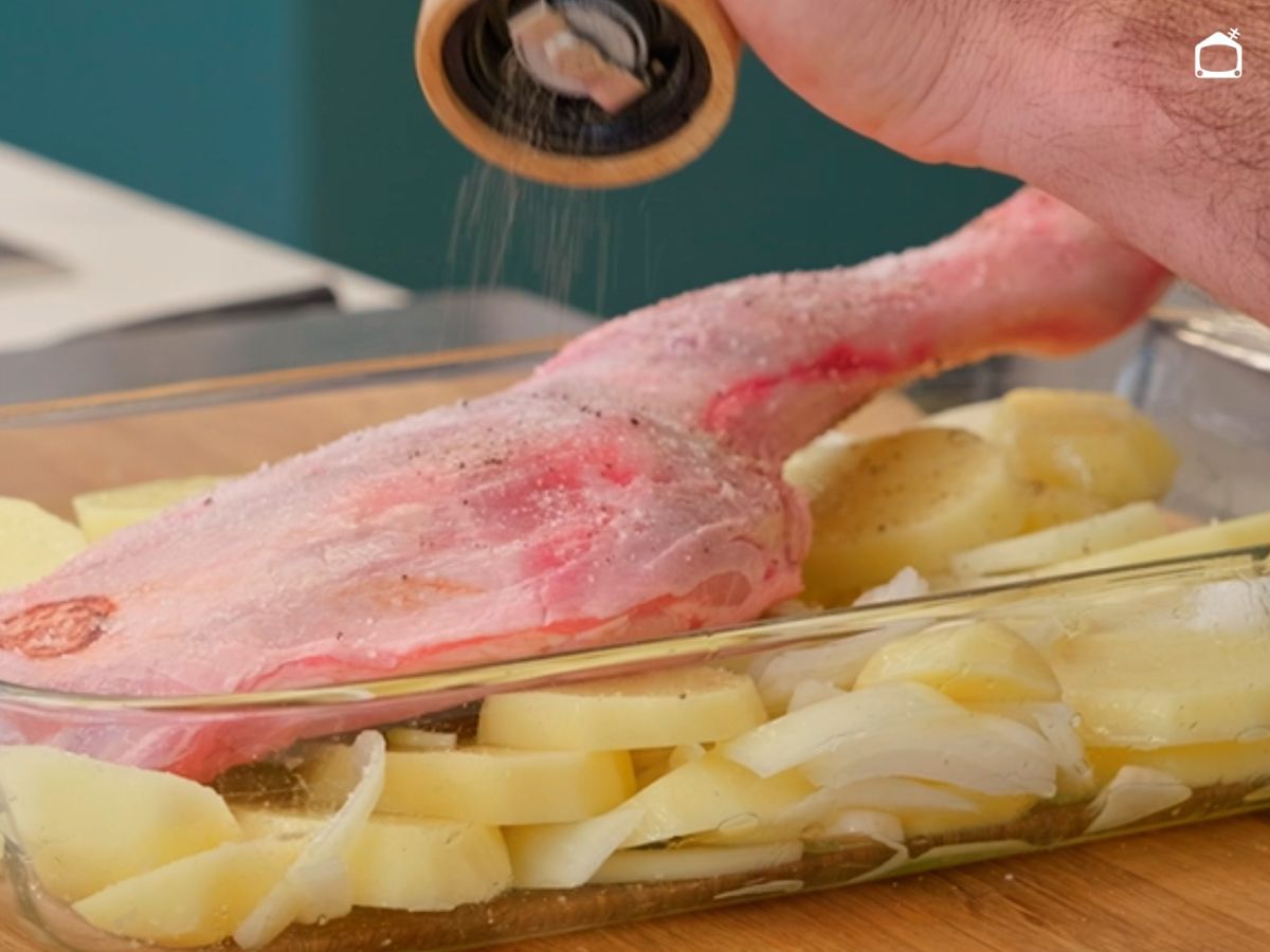 Coloca la paletilla sobre las patatas y salpimienta bien por todos lados