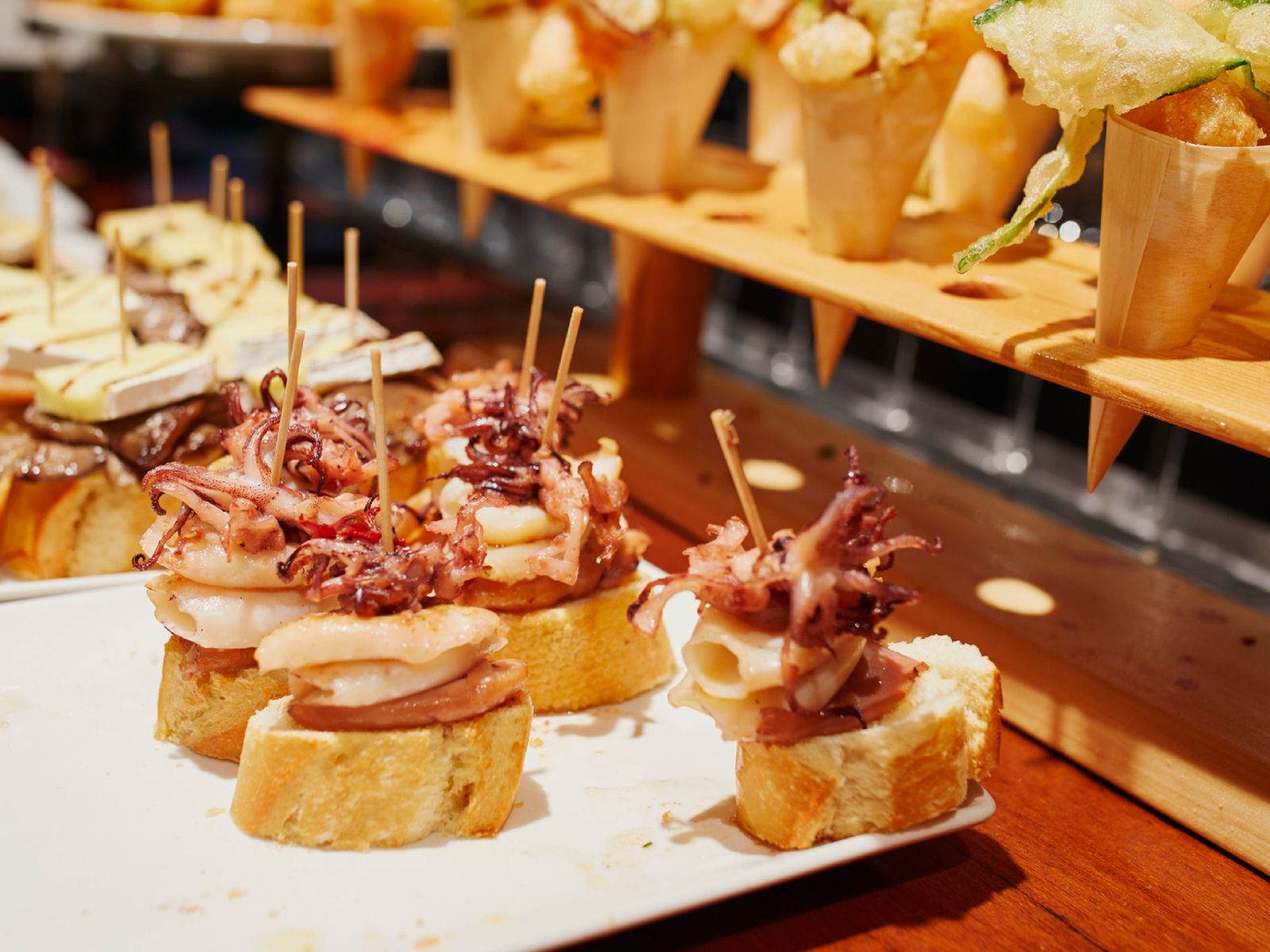 La barra de pintxos donostiarra, un festín en miniatura que sorprende a cada visitante. La barra de pintxos donostiarra, un festín en miniatura que sorprende a cada visitante.
