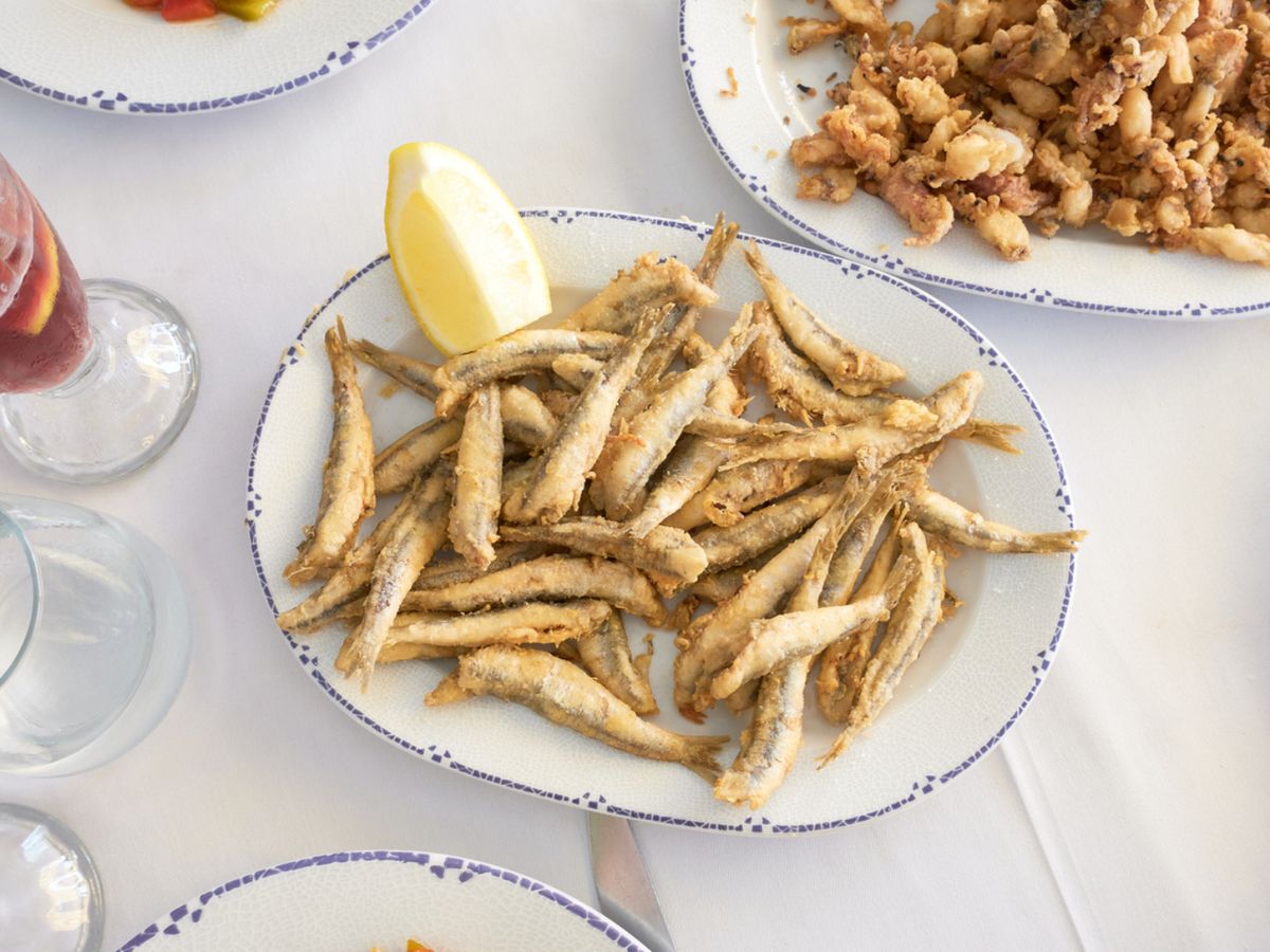 Los boquerones fritos con harina de garbanzo son un clásico andaluz: crujientes, sabrosos y perfectos para compartir.
