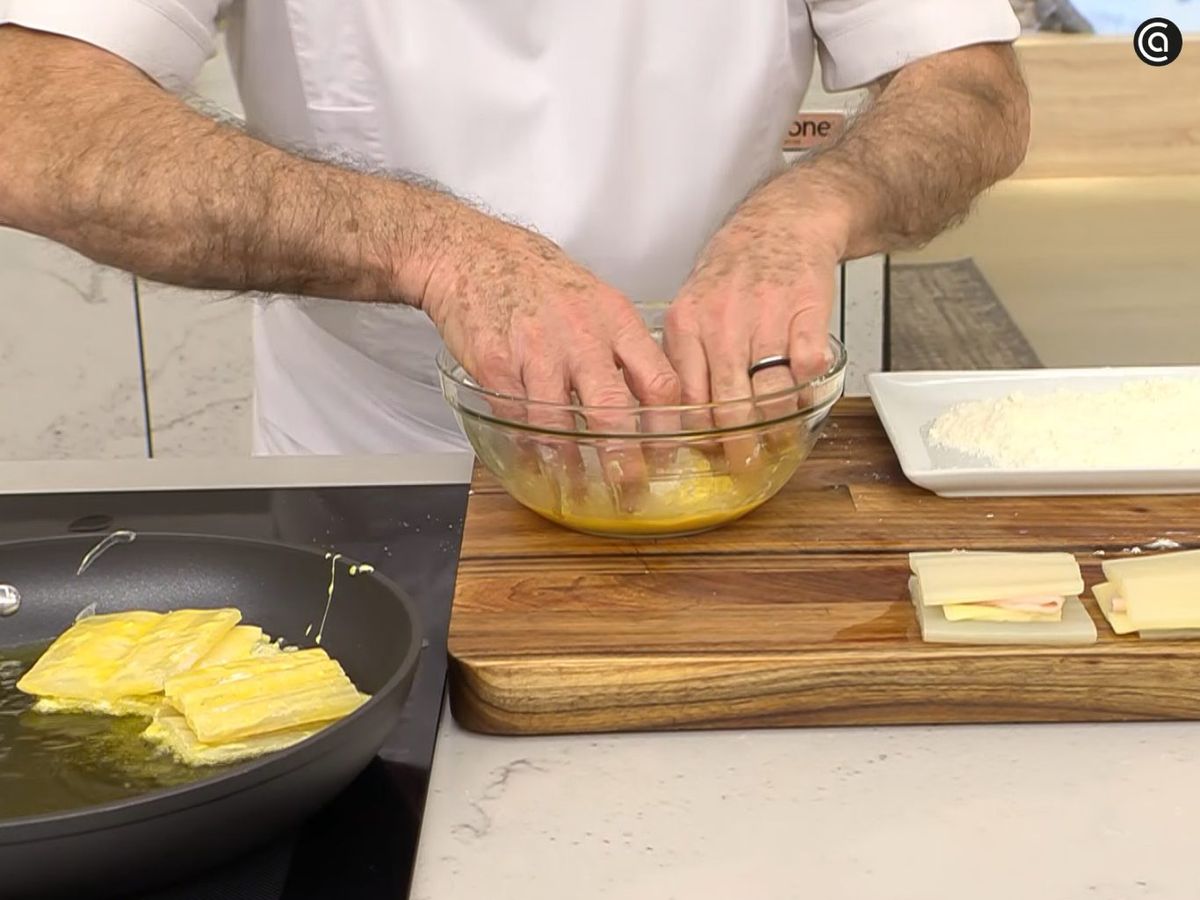 Reboza y fríe las pencas rellenas de jamón y queso