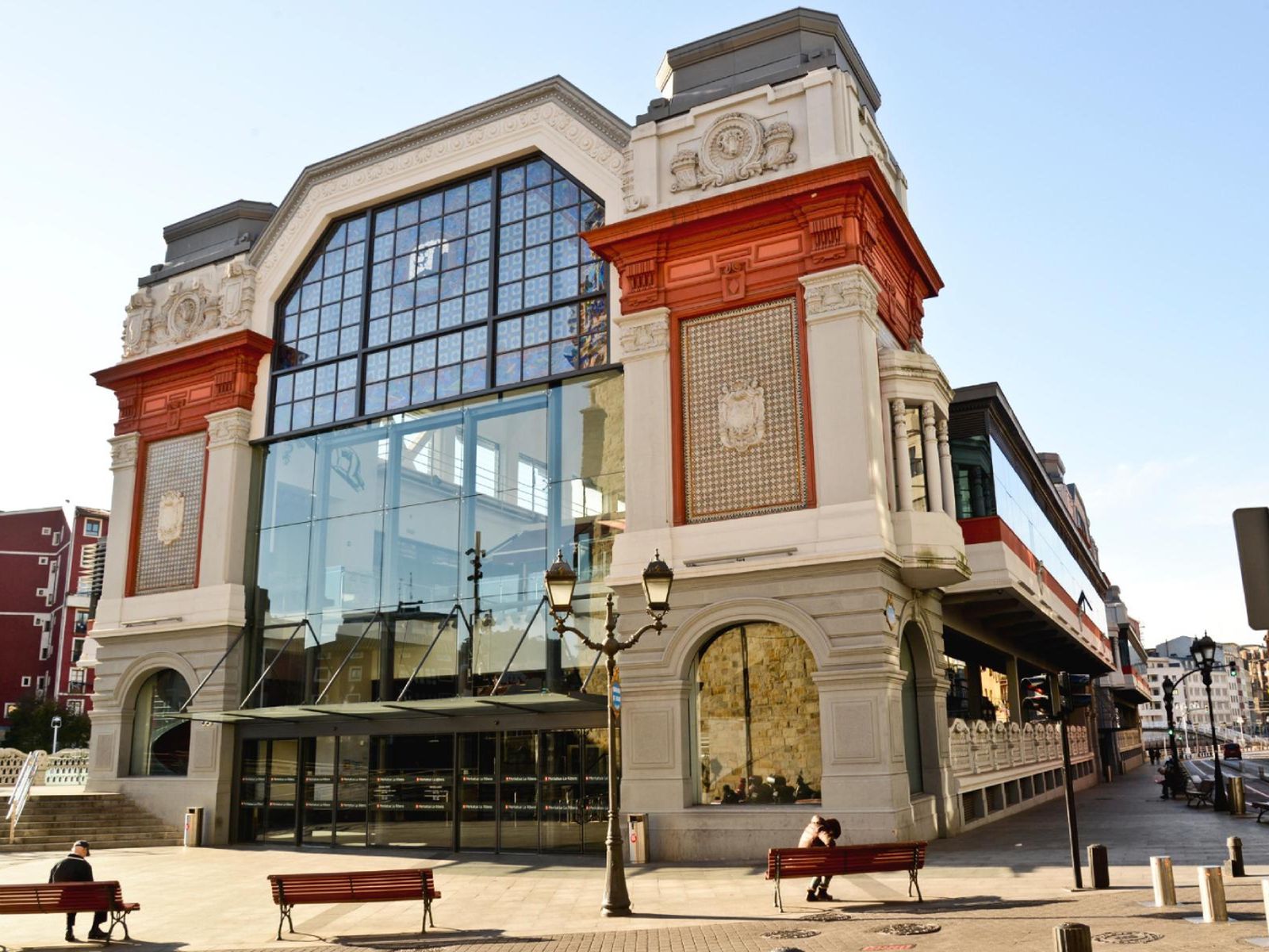 El majestuoso Mercado de la Ribera, a orillas de la ría, icono gastronómico de Bilbao.