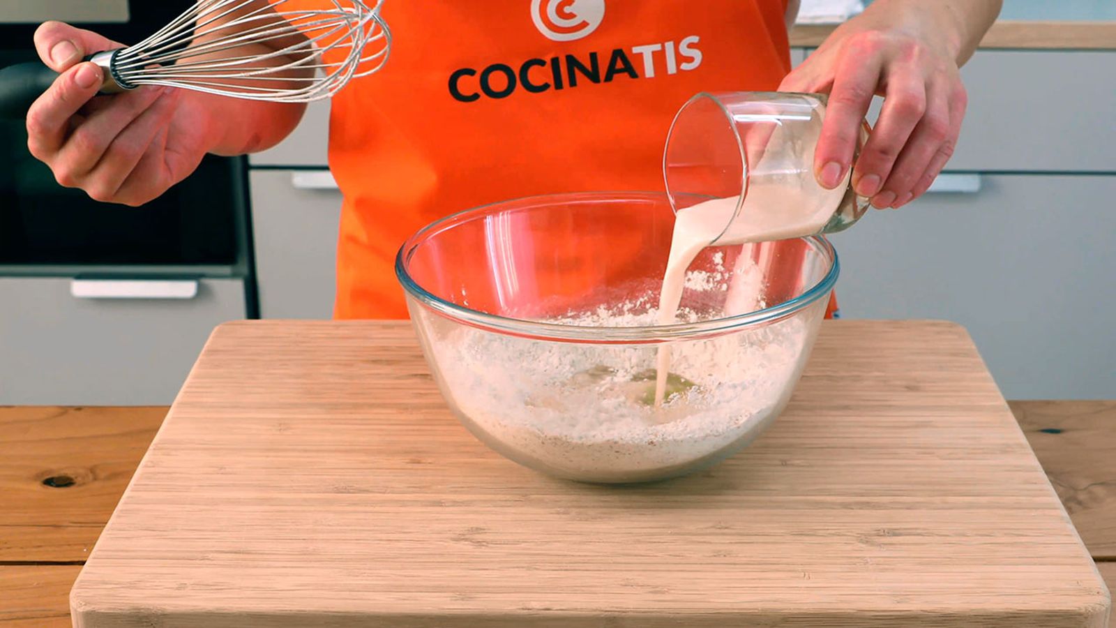 Mezcla bien todos los ingredientes Receta de masa de pizza integral paso 2