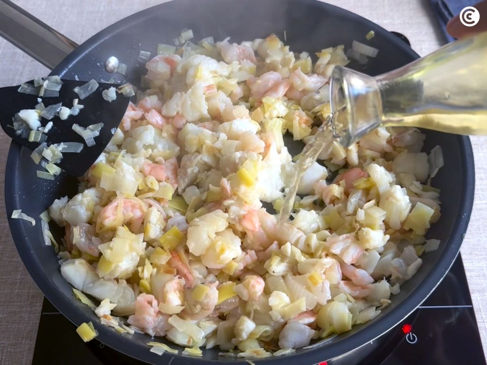 Cocinar el pescado y las gambas para el pastel de pescado