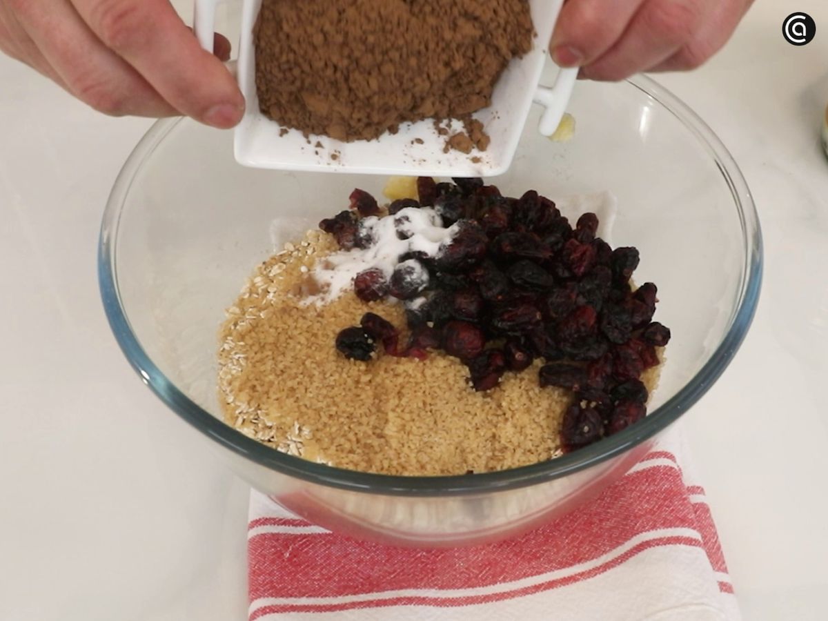 Magdalenas veganas de chocolate y café: mezcla todos los ingredientes
