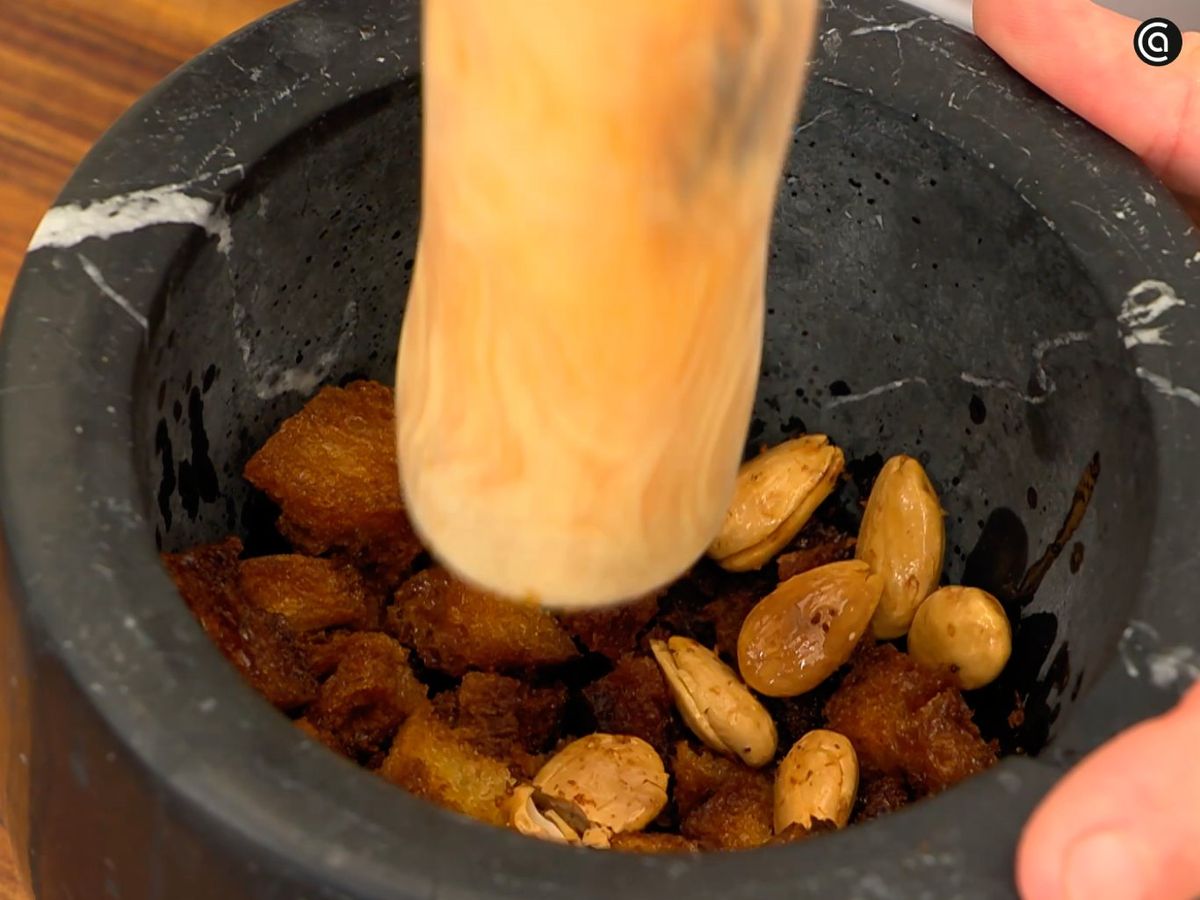 Haz el majado con pan frito y almendras tostadas