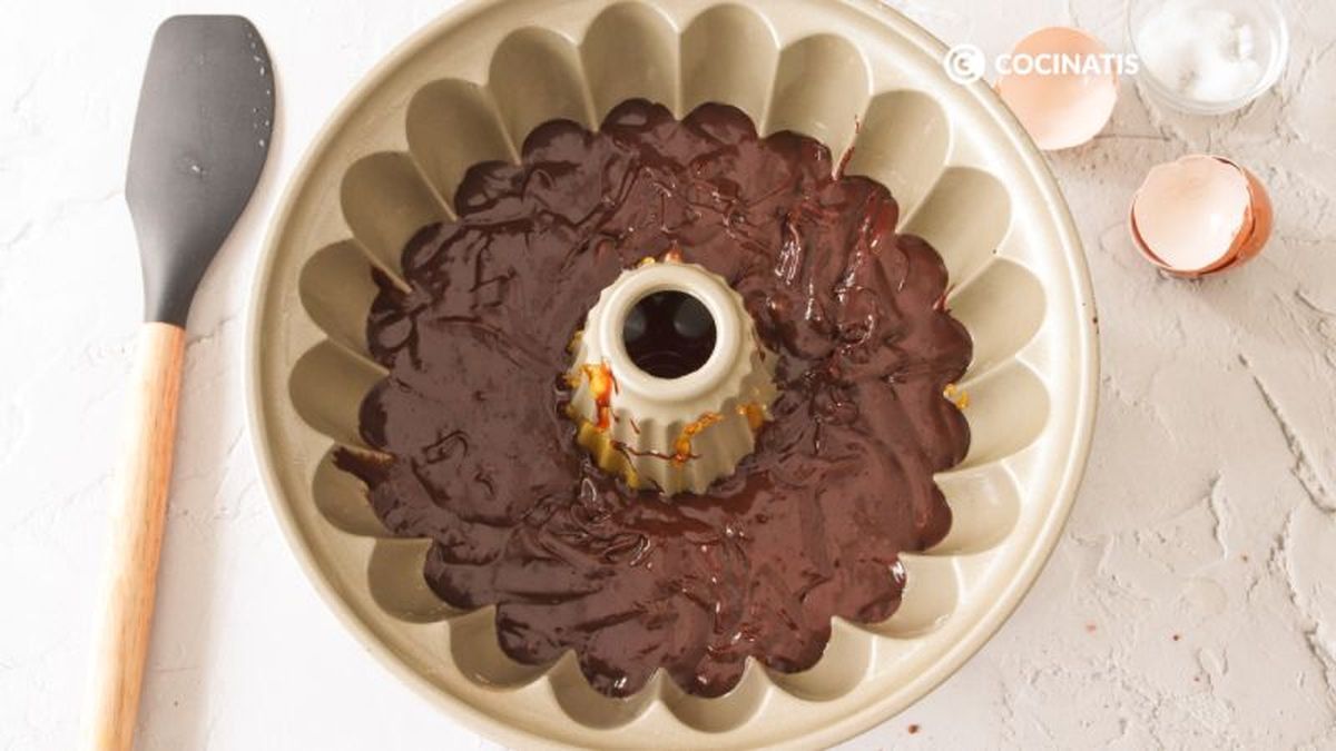 Capa de masa de brownie de chocoflan en el molde