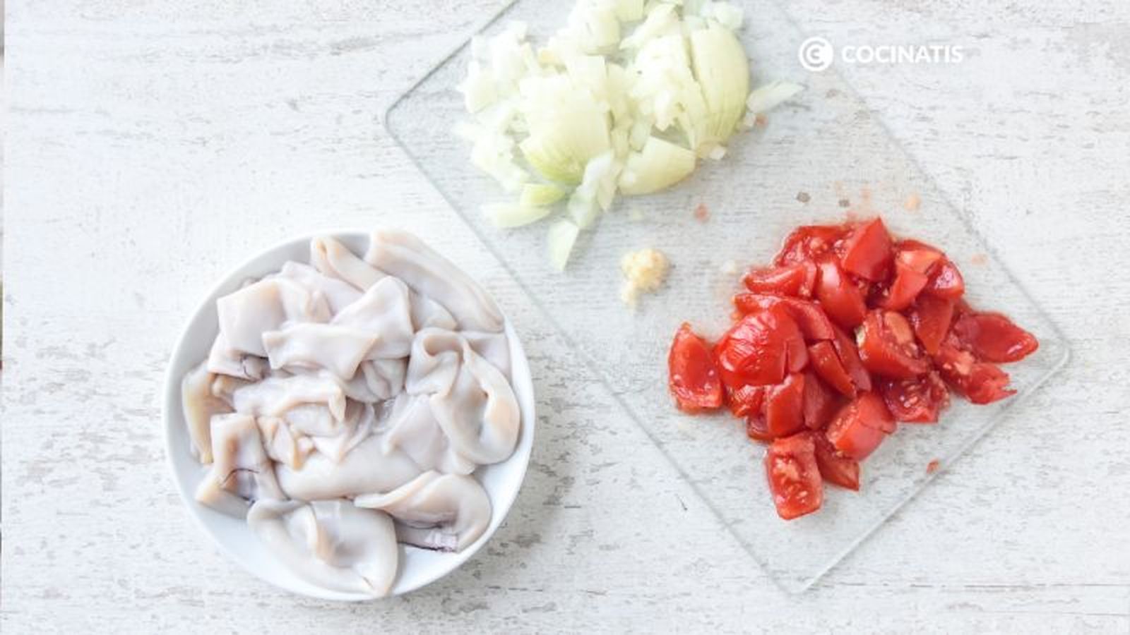 Calamares, cebolla y pimiento en dados pequeños Calamares, cebolla y pimiento en dados pequeños