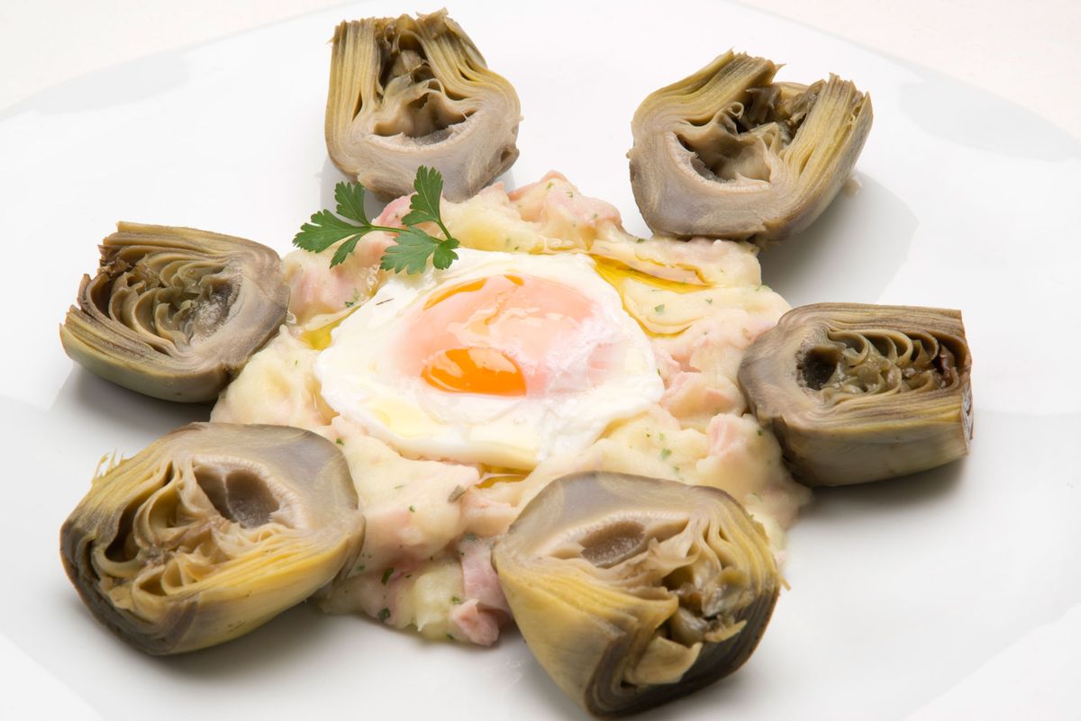 5688 1 Alcachofas con huevo escalfado y parmentier de jamon (1073) xl