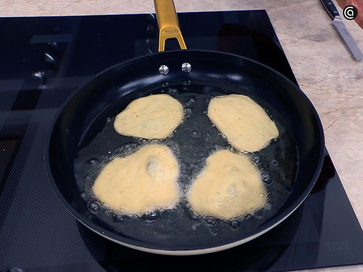 Fríe las tortitas de azúcar y canela de la abuela Lola