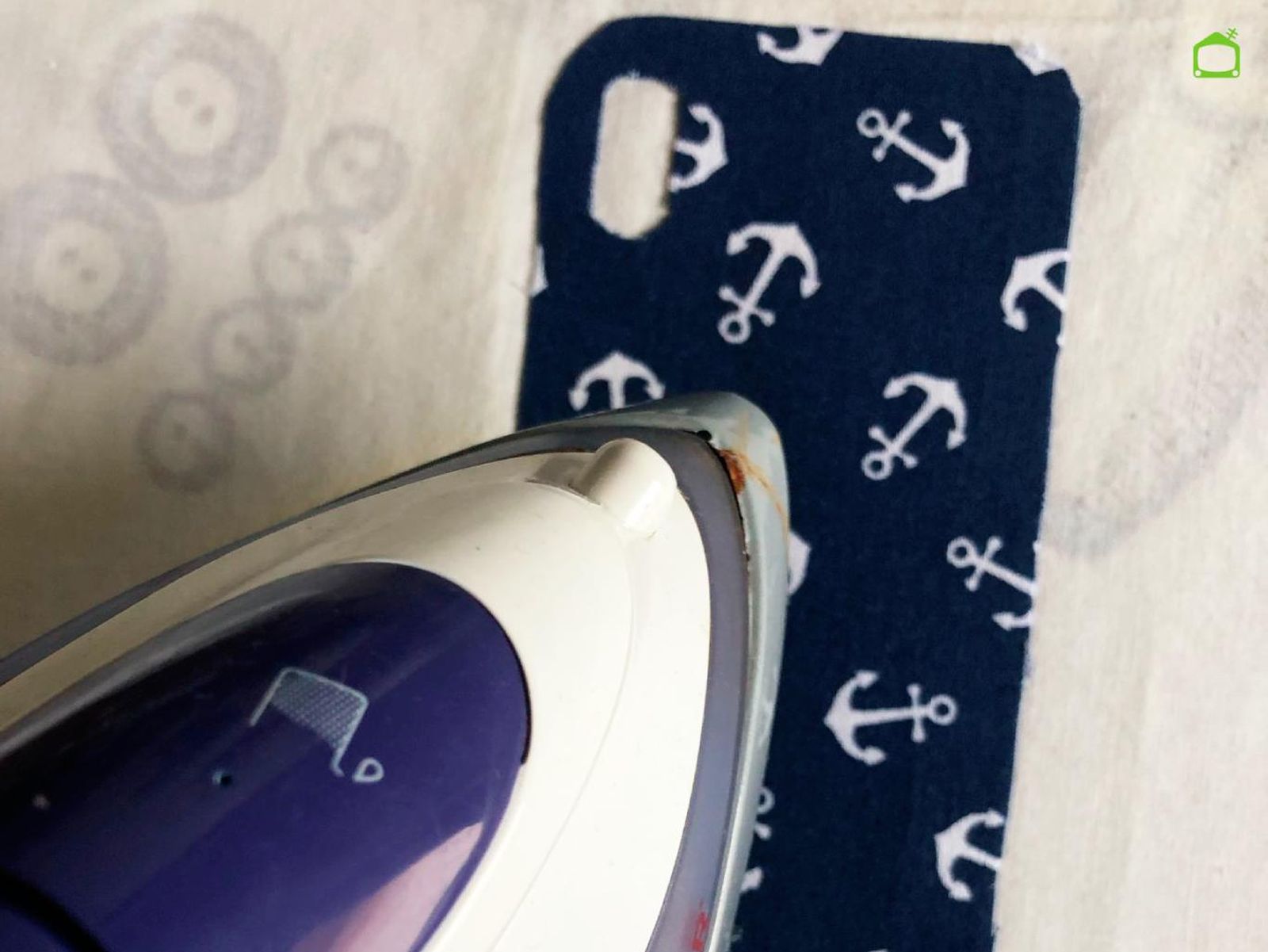 Planchar la tela para personalizar la funda del móvil.