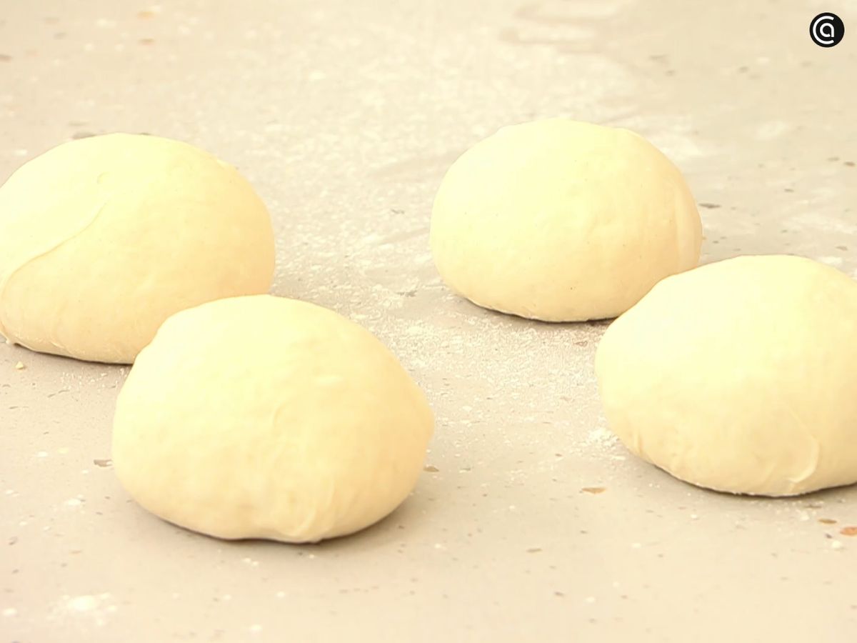 Forma cuatro bolas con la masa