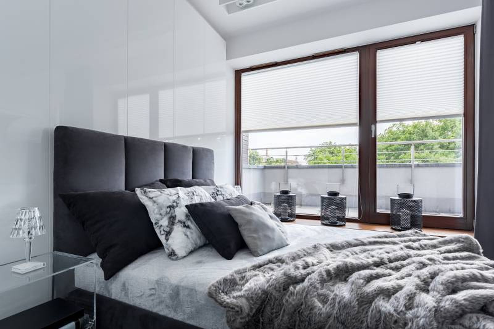 Dormitorio moderno con cabecero de cama negro. Dormitorio moderno con cabecero de cama negro.