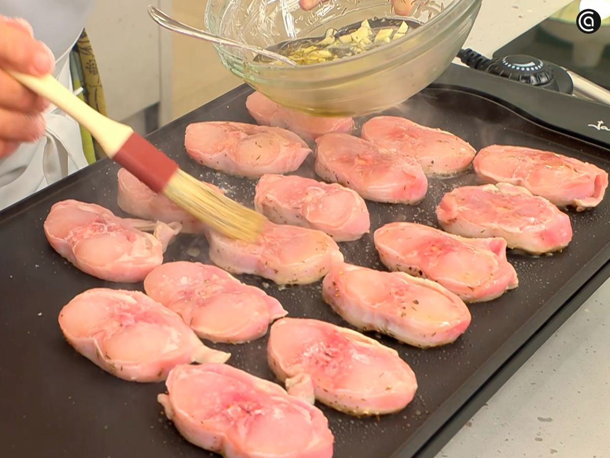 Prepara los medallones de conejo en la plancha