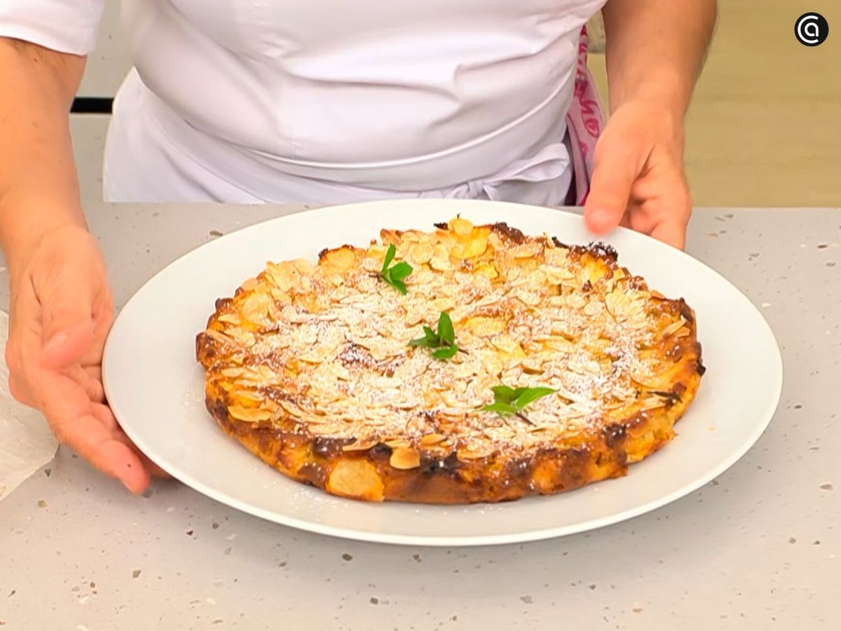 Decora con hojas de menta y espolvorea azúcar glas
