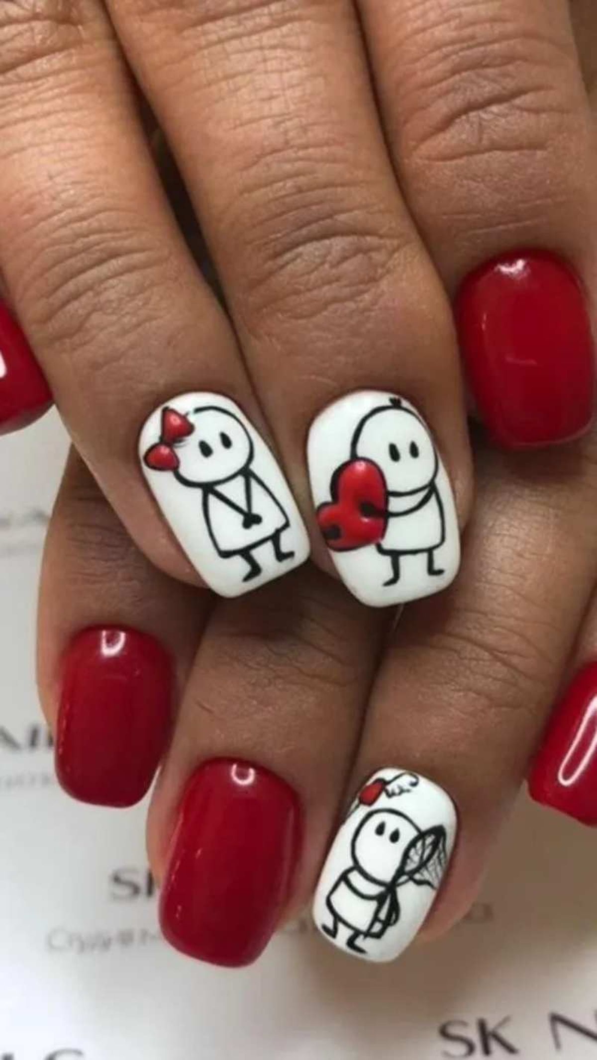 Manicura divertida con dibujos para San Valentín
