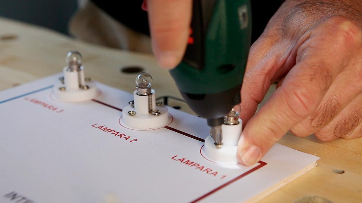 Cómo funciona un circuito eléctrico en serie paso 2