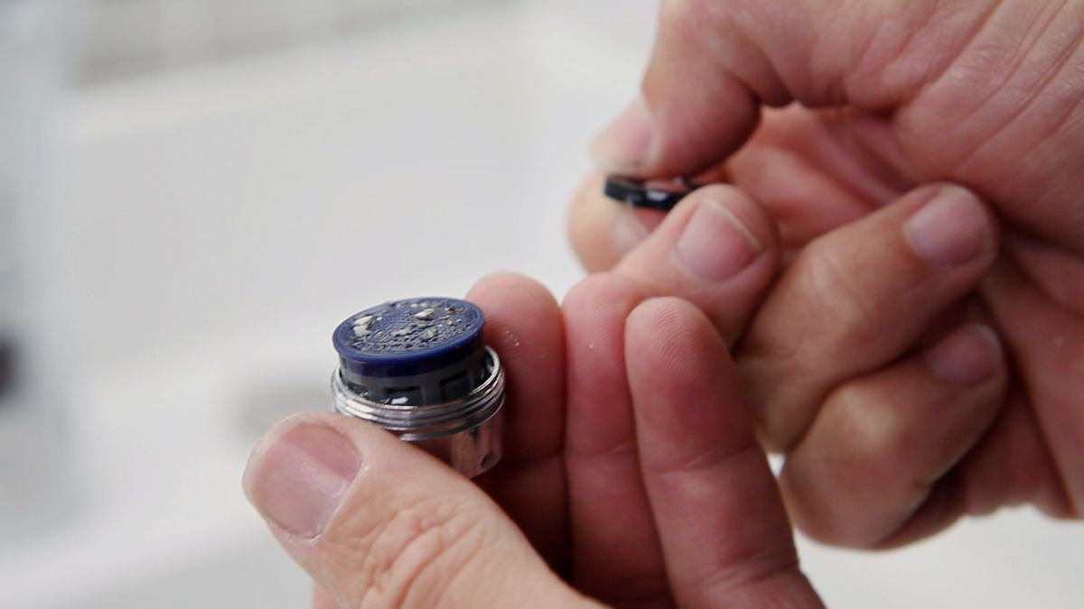 Colocar un aireador flexible para grifo de cocina paso 2