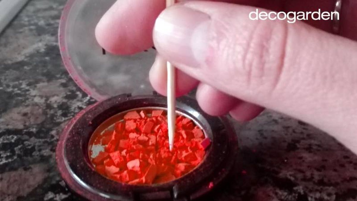 Romper la sombra de ojos con un palillo para arreglarla.