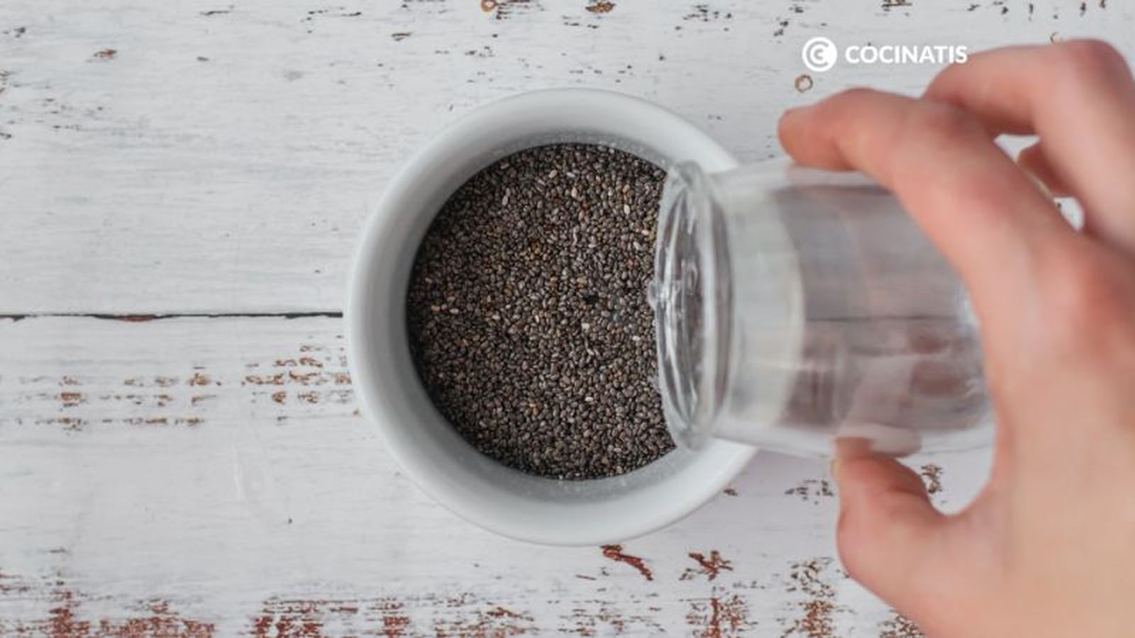 Cubrimos las semillas de chía con agua