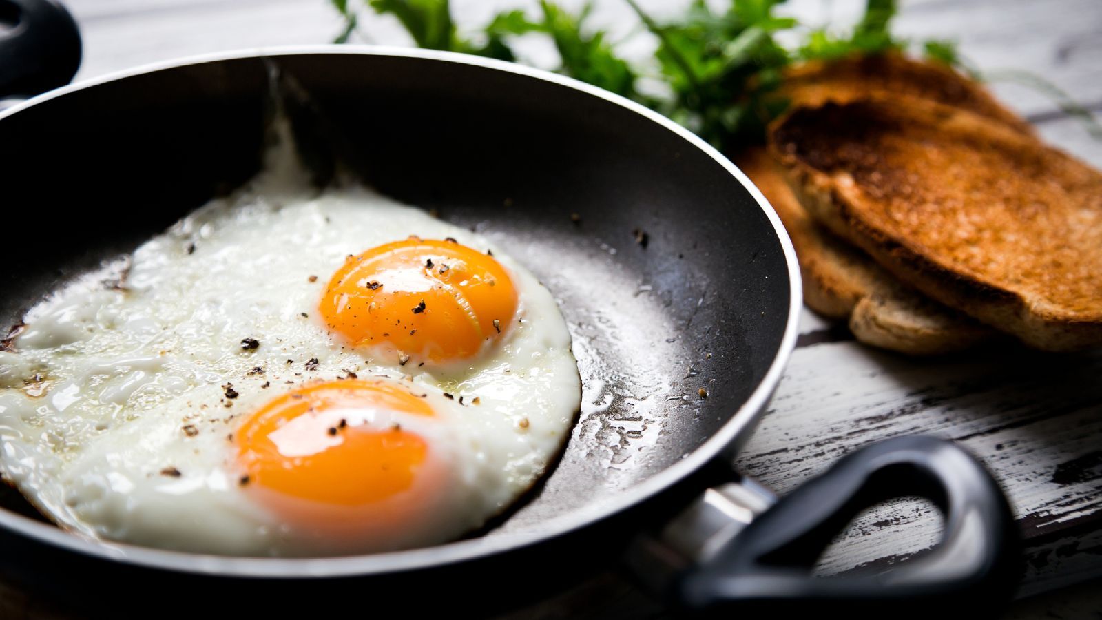Freír huevos sin aceite