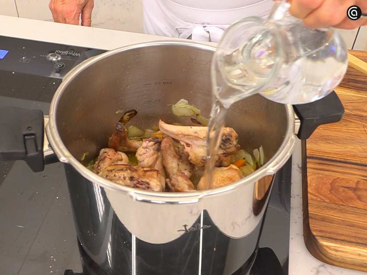 Cocina el conejo con las hortalizas y agua