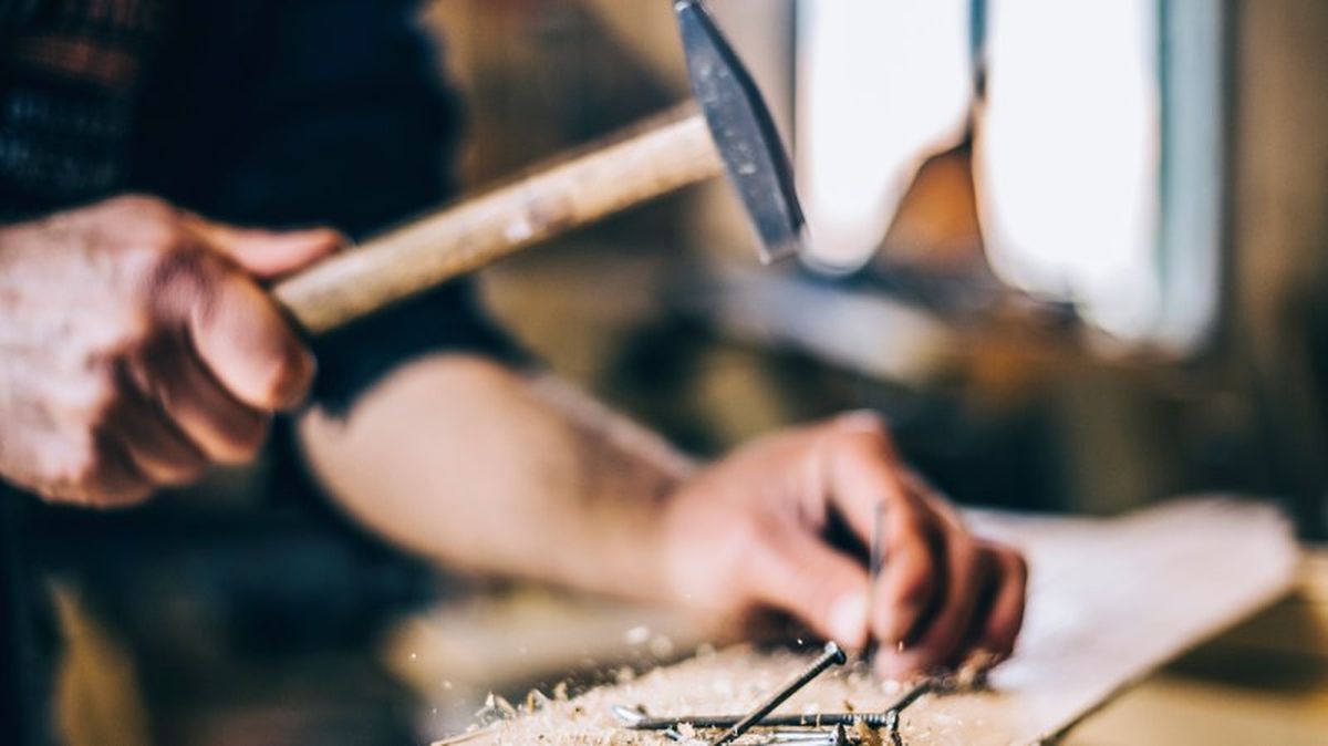 Clavar clavos con un martillo universal