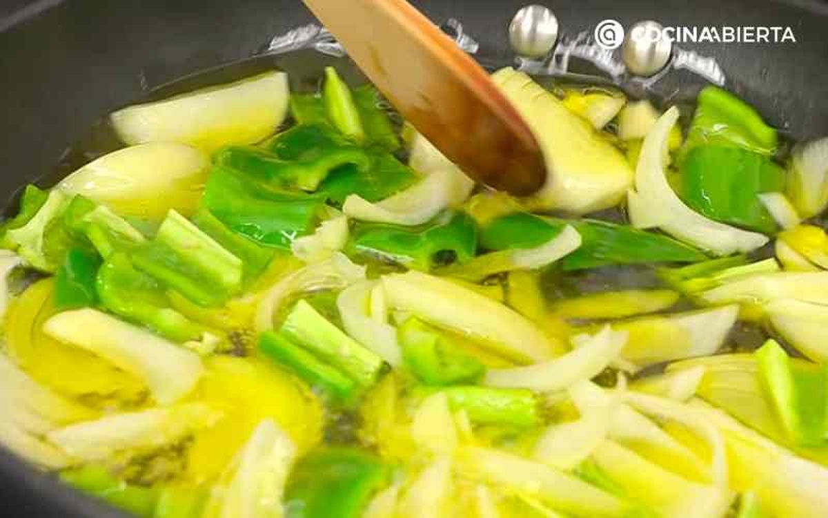 Fríe los pimientos y las cebollas