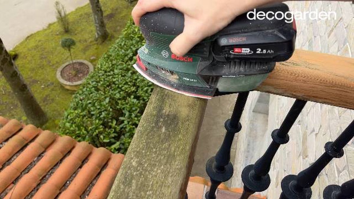 como decorar un balcon pequeno lijar barandilla paso 1