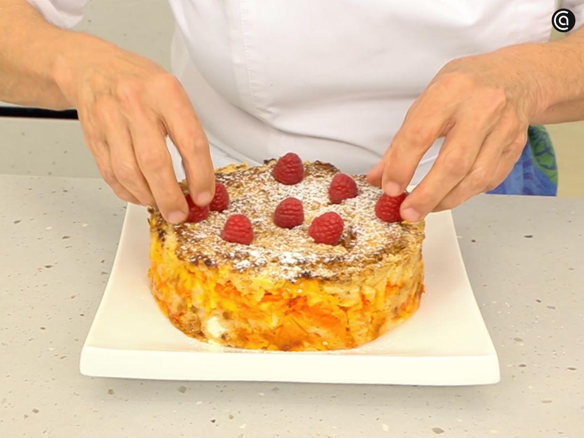 Deja que el pastel se enfríe en la nevera al menos 4 horas; luego desmolda el pastel de calabaza