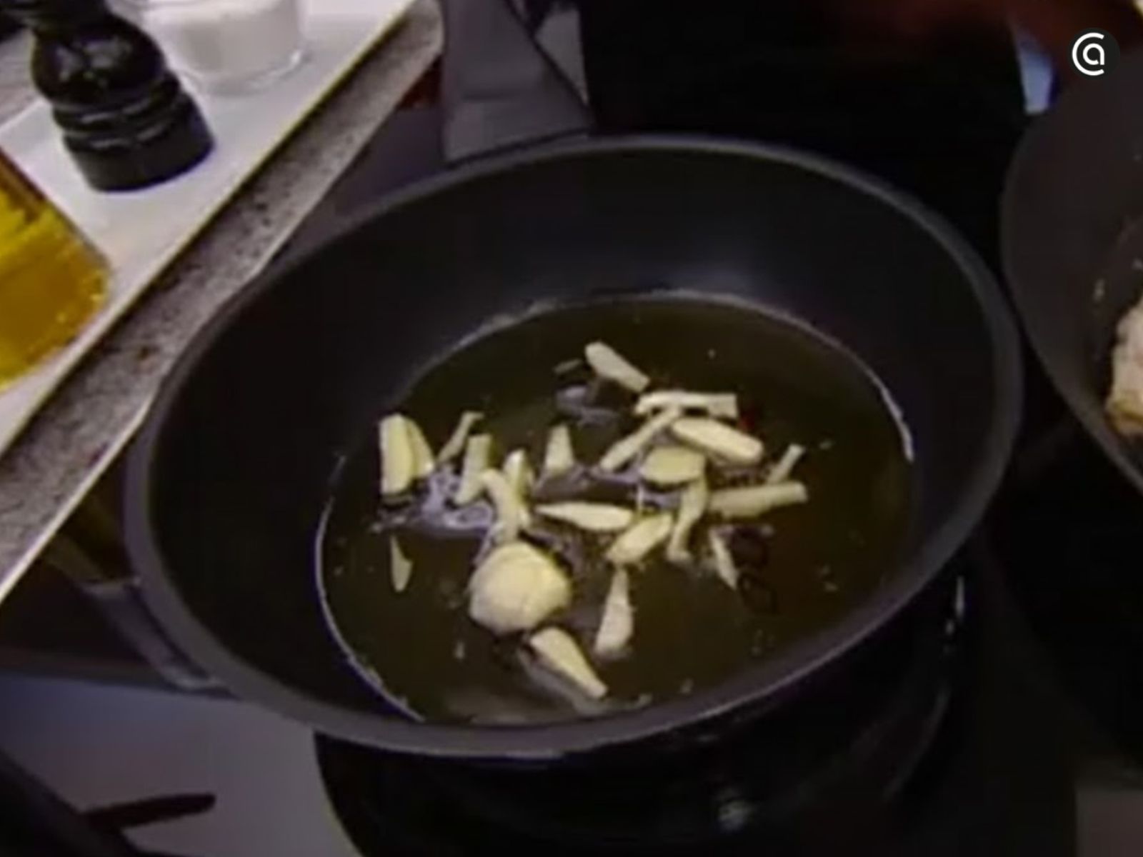 El ajo laminado se sofríe en abundante aceite junto a la guindilla, cuidando que no se queme.